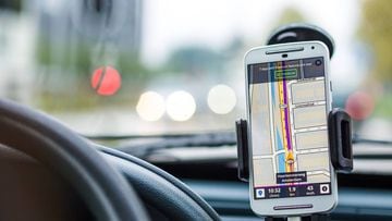 Cómo usar el móvil en el coche sin ser multado con estos gadgets -  Meristation