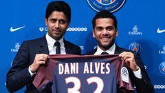 Dani Alves durante su presentaci&oacute;n como nuevo futbolista del PSG, junto con Nasser Al-Khelaifi, presidente del club.