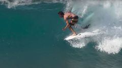 El surfista Kalani David adentr&aacute;ndose en una ola en forma de tubo en Haw&aacute;i (Estados Unidos) durante el invierno 2021/2022. 