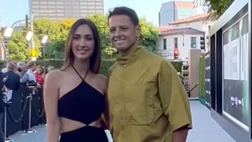 ‘Chicharito’ Hernández y su novia Nicole McPherson desfilan junto en una alfombra roja