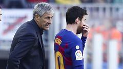 El entrenador del Barcelona, Quique Setién, charla con Messi en la banda durante el partido. 