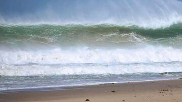 Una ola gigante rompe en Jeffreys Bay, Sud&aacute;frica, durante el fin de semana del 16 y 17 de septiembre del 2023. 