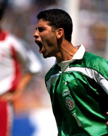 Festejando un gol de México (2000)