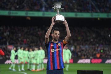 El centrocampista del Barcelona Sergio Busquets ofrece a la afición la Supercopa de España 2023. 