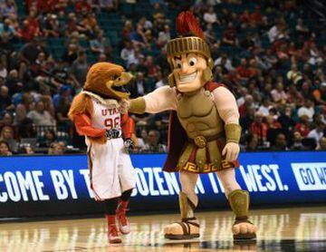 Ese es el significado que parece tener ese amistoso puñetazo que Tommy Trojan, mascota del equipo de baloncesto USC Trojans, le da a Swoop, la mascota del equipo rival, Utah Utes. 