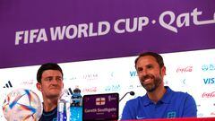 Doha (Qatar), 24/11/2022.- England manager Gareth Southgate (R) and player Harry Maguire during a press conference in Doha, Qatar, 24 November 2022. England will play their second group B match at the FIFA World Cup on 25 November against USA. (Mundial de Fútbol, Estados Unidos, Catar) EFE/EPA/RUNGROJ YONGRIT
