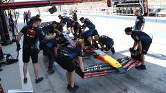 Los mecánicos de Red Bull trabajan en el coche de Verstappen durante los test de pretemporada en Sakhir.