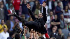 Atletico Madrid&#039;s coach Diego Simeone is thrown into the air by his players after the team won their Spanish First Division soccer match against Barcelona, and the league title, at Camp Nou stadium in Barcelona May 17, 2014. A towering Diego Godin header secured Atletico Madrid a 1-1 draw against Barcelona and a first La Liga title for 18 years in a thrilling climax to the campaign on Saturday.    REUTERS/Marcelo del Pozo (SPAIN - Tags: SPORT SOCCER) FINAL DEL PARTIDO ALEGRIA CELEBRACION CAMPEONES DE LIGA PUBLICADA 18/05/14 NA MA07 3COL