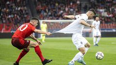 Xhaka intenta parar a un jugador de Kosovo durante el partido
