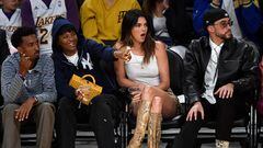 La modelo Kendall Jenner disfruta con su pareja el rapero Bad Bunny del sexto encuentro de la semifinal. 