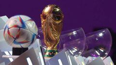 Trofeo de la Copa Mundial de la FIFA en el sorteo de la fase de grupos de Qatar 2022.