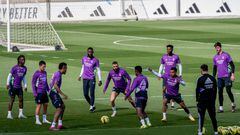 Los jugadores del Real Madrid, durante el entrenamiento realizado ayer en la Ciudad Deportiva de Valdebebas para preparar el partido de Liga de mañana frente al FC Barcelona.