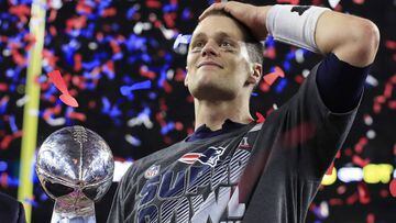 MCX212. Houston (United States), 06/02/2017.- New England Patriots quarterback Tom Brady celebrates with the Vince Lombardi Trophy after the Patriots defeated the Falcons in overtime of Super Bowl LI at NRG Stadium in Houston, Texas, USA, 05 February 2017