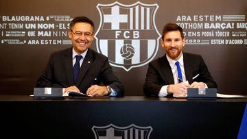 Josep Maria Bartomeu y Messi durante la firma de la &uacute;ltima renovaci&oacute;n de este &uacute;ltimo con el Barcelona.