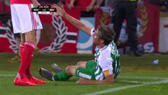 F&aacute;bio Coentr&atilde;o&#039;s shorts pulling reaction to not being helped up