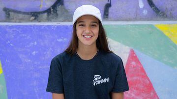 Natalia Mu&ntilde;oz, skater, sonriendo con camiseta azul Pannini en su skatepark en Arcos de la Frontera (C&aacute;diz) en 2023. 