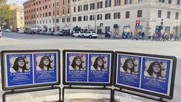 CIUDAD DEL VATICANO (VATICANO), 21/10/2022.- La desaparición de la niña Emanuela Orlandi en 1983 en Roma, aún por esclarecer, resonó este viernes con la reaparición de los carteles con los que se la buscó, como parte de la promoción de una serie de Netflix sobre el caso, "La chica del Vaticano". Para promocionarlo, los aledaños del Vaticano amanecieron con los carteles azules con los que se buscó hace cuarenta años a la joven, aunque en vez de sus rasgos físicos, exponían su foto y una serie de preguntas, como "¿Desapareció por conocer un secreto del Vaticano?". EFE/ Álvaro Padilla Roma
