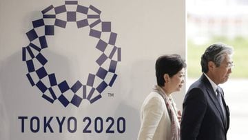 La gobernadora de Tokio, Yuriko Koike y el presidente del Comit&eacute; Ol&iacute;mpico nip&oacute;n, Tsunekazu Takeda, en la llegada de la bandera ol&iacute;mpica a Tokio.