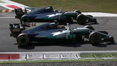 Lewis Hamilton y Valtteri Bottas con sus Mercedes.