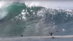 Un surfista levanta los brazos y otros reman para escapar de una ola gigante en The Wedge, Orange County (California, Estados Unidos). 