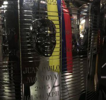 El piloto bogotano celebra su segunda distinción dentro del Trofeo Borg-Warner durante un evento en el museo del Indianapolis Motor Speedway.