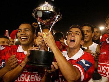 Cienciano (Perú) en 2003, con un 76,7 por ciento de rendimiento en 10 partidos, con 7 triunfos, 2 empates y una derrota.