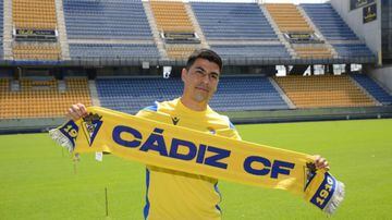 Tomás Alarcón es el flamante fichaje del Cádiz y será el sexto chileno que juegue en el primer equipo del cuadro amarillo. César Valenzuela estuvo en el club en la temporada 2011-2012, pero sólo tuvo presencia en la filial.