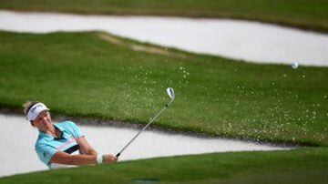 La canadiense Brooke Henderson golpea la pelota que se le había ido al bunker de arena durante el Campeontao Femenino HSBC en el Sentosa Golf Club de Singapur.