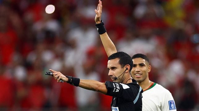 Who is the referee for Portugal vs Switzerland in the World Cup 2022 round of 16?
