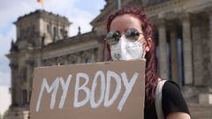BERL&Iacute;N, ALEMANIA - 15 DE MAYO: Activistas pro-aborto exigen la abolici&oacute;n del aborto frente al Reichstag el 15 de mayo de 2021 en Berl&iacute;n, Alemania. 