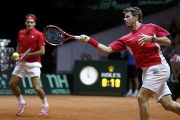Stan Wawrinka y Roger Federer en el punto de dobles de la final de Copa Davis entre Francia y Suiza en Lille.