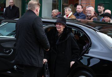 Norma Charlton, viuda de Bobby Charlton, llega para la ceremonia funeraria en la catedral de Manchester. 