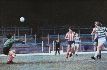 El 2 de octubre de 1985 el Atlético jugó uno de esos partidos que también quedan para la historia. El rival fue el Celtic de Glasgow escocés. El partido se jugó en Celtic Park, ante tan sólo 200 espectadores, puesto que el partido se disputó a puerta cerr