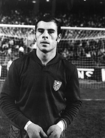 El portero español es una leyenda de los dos equipos. Jugó en el Barça desde 1966 hasta 1973 y en el Atlético de Madrid desde 1973 hasta 1980. Como rojiblanco jugó 213 partidos y conquistó una Liga, una Copa de España y una copa Intercontinental. 
