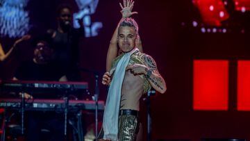 Robbie Williams, en un momento de su actuación en el Mad Cool 2023.
