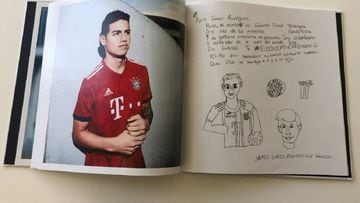 James recibe libro especial en la previa del Bayern-Liverpool