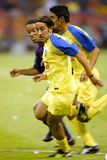 Se estrenó en México en el Clásico Joven el 10 de agosto de 2003. Estuvo una temporada con las Águilas y de ahí pasó al Club San Luis.