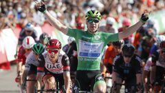 Jakobsen celebra su tercer triunfo en esta Vuelta.