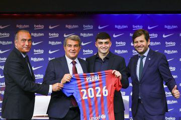 Rafa Yuste, Joan Laporta, Pedri González y Mateu Alemany durante el acto de renovación del jugador del FC Barcelona.