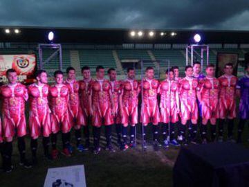 Spanish Tercera División club CD Palencia have unveiled an eye-catching new kit for their upcoming involvement in the promotion play-offs. Boasting an anatomical 'check out our muscles' look, it was launched under the slogan "Nos dejamos la piel", literal
