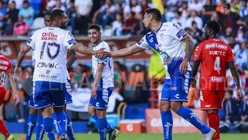 Edwin Cardona y Leonardo Ulloa celebrando un gol con Pachuca ante Veracruz.