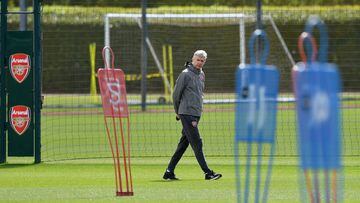 Arsenal&#039;s French manager Arsene Wenger attends a training session on the eve of their Europa League first leg semi-final football match against Atletico Madrid at Arsenal&#039;s London Colney training ground on April 25, 2018. / AFP PHOTO / Ben STANS