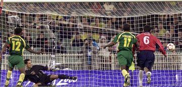 Chile empata 1-1 contra Camerún y mantenía las chances de disputar el partido por la medalla de oro de los Juegos Olímpicos de Sidney, en el año 2000. Pero a segundo del final del partido, Pablo Conteras cometió un penal, los africanos anotaron y lograron el cupo para el trascendental encuentro.