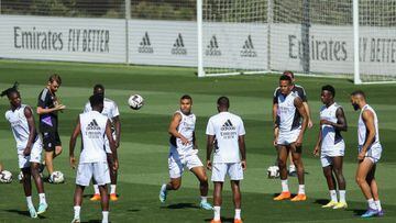 Casemiro, en el centro de la imagen, durante su último entrenamiento con el Real Madrid.