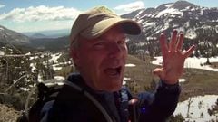 Stan Mills en Yellowstone National Park (Estados Unidos) levantando una mano y con cara de asombro. 