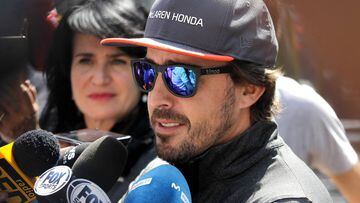 Fernando Alonso atendiendo a la prensa en M&eacute;xico.