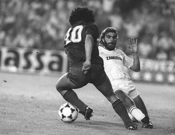 El Barça pagó ocho millones a Boca, récord en 1982. Apenas estuvo dos años, pero queda el regate a Juan José, que se estrelló contra el palo, en el Santiago Bernabéu.