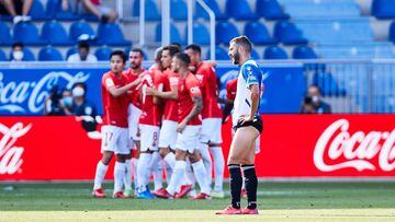 Los jugadores del Deportivo Alav&eacute;s se lamentan mientras el RCD Mallorca celebra el gol anotado por Fer Ni&ntilde;o.
