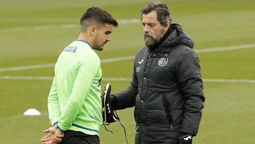 Arambarri escucha a Quique en un entrenamiento. El uruguayo está descartado para enfrentarse al Real Madrid.