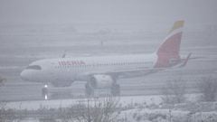 Un avi&oacute;n de la compa&ntilde;&iacute;a Iberia en el Aeropuerto de Madrid-Barajas Adolfo Su&aacute;rez, en Madrid (Espa&ntilde;a), a 8 de enero de 2021. El temporal de nieve y las heladas han obligado al aeropuerto a descongelar m&aacute;s de 60 avio